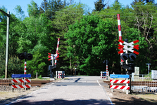 900094 Gezicht op de spoorwegovergang in de Paltzerweg / De Beaufortlaan in de spoorlijn Utrecht-Amersfoort tussen Den ...